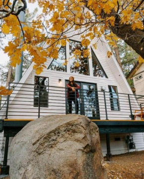 The Scandia “A-Frame Chalet” Fireplace & Hot tub Running Springs
